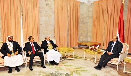 رئيس الجمهورية أثناء لقائه بالمحافظين أمس